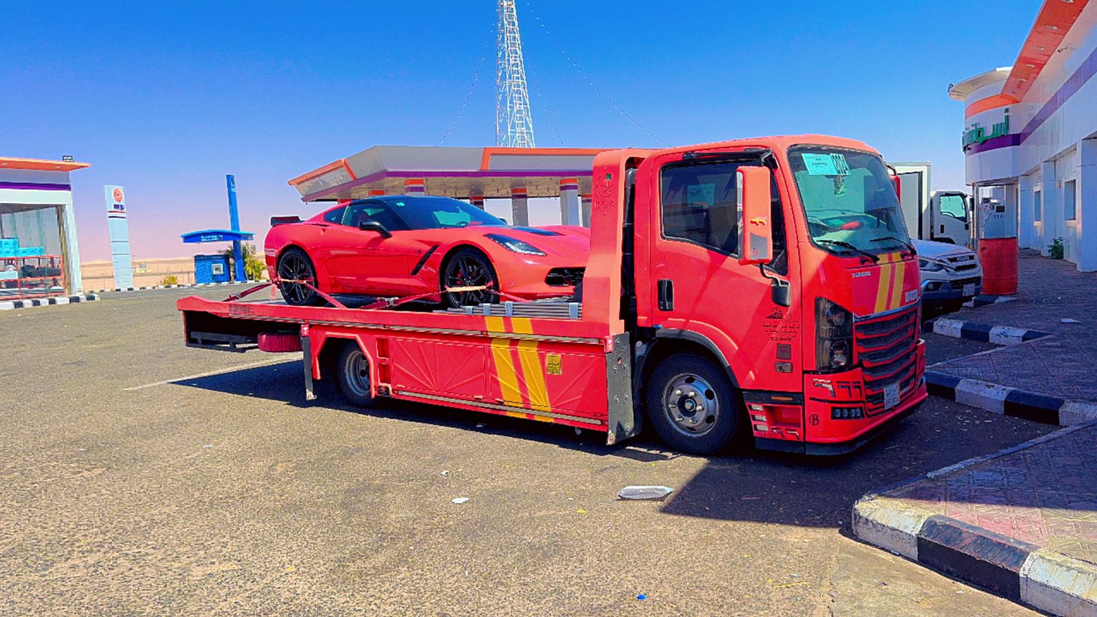 سطحة جنوب الرياض تحمل سيارة رياضية حمراء - خدمة نقل السيارات الفاخرة بالرياض