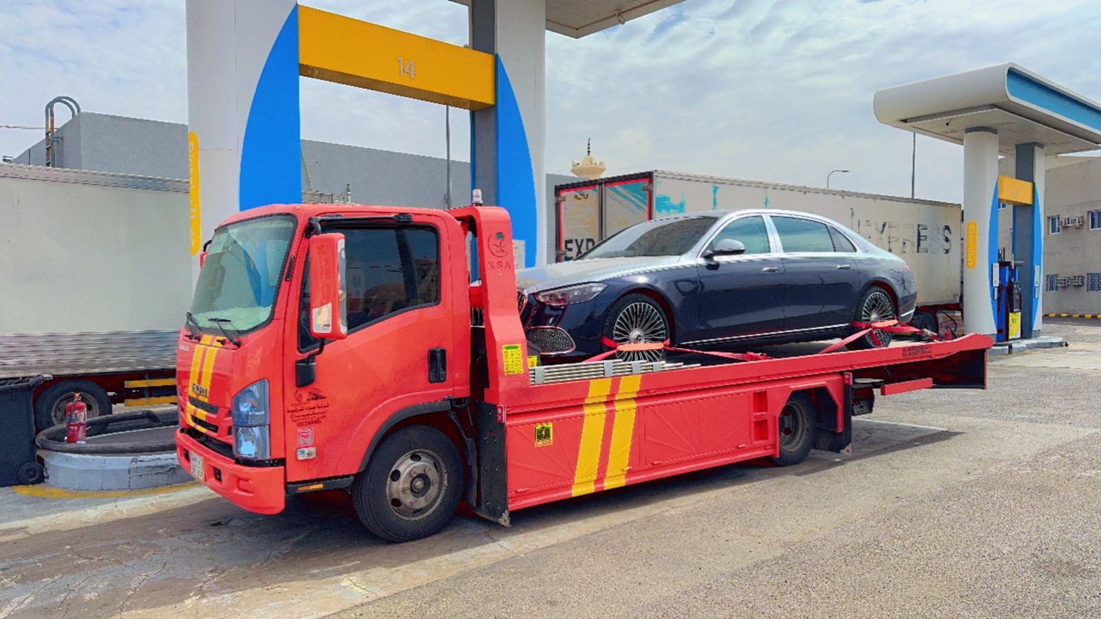 سطحة الخرج في محطة وقود تحمل سيارة فاخرة - خدمة 24 ساعة سطحة جنوب الرياض