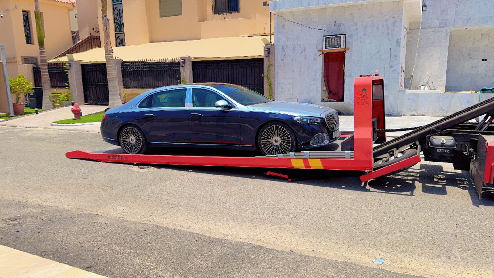 سطحة الحاير برافعة هيدروليكية تحمل سيارة مرسيدس - تقنية متقدمة سطحة جنوب الرياض