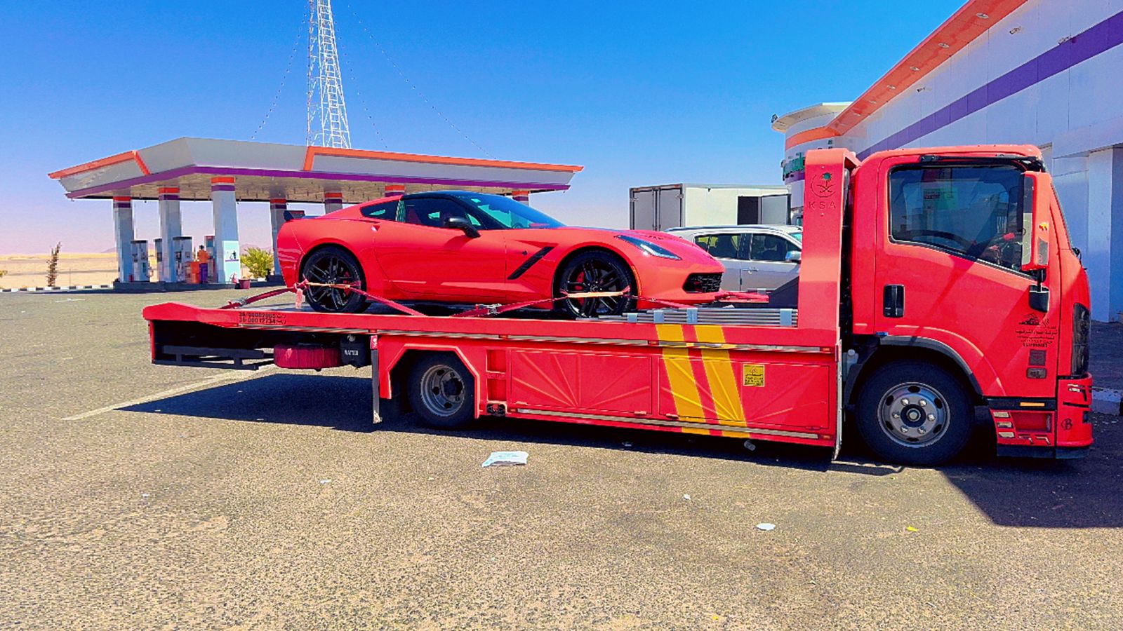 سطحة الصناعية القديمة تحمل كورفيت حمراء - نقل السيارات الرياضية جنوب الرياض