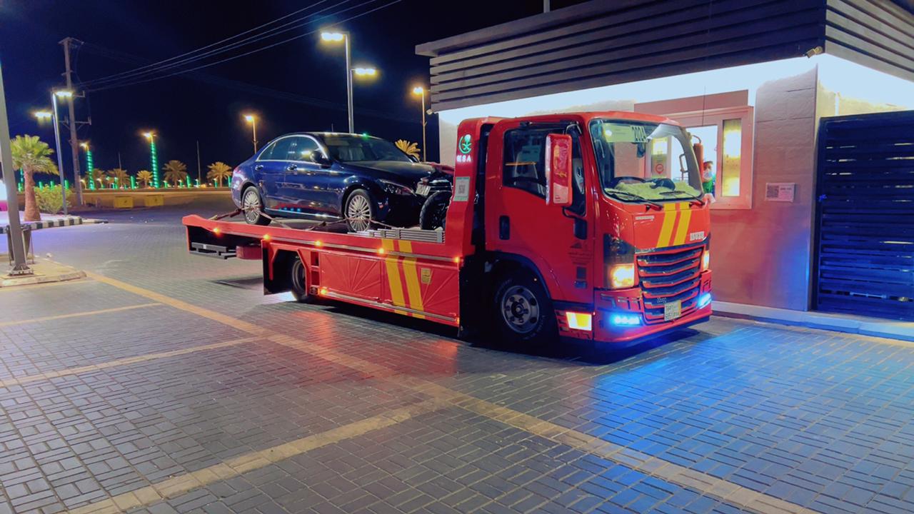 سطحة طريق الخرج ليلاً تحمل سيارة فاخرة - خدمة ليلية سطحة جنوب الرياض